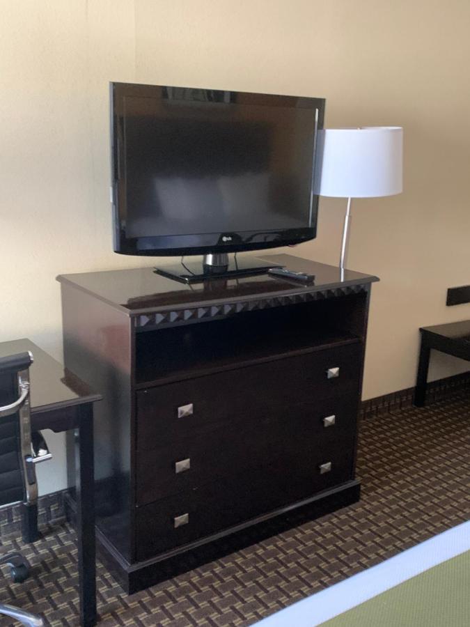 Quality Inn & Suites Quantico Stafford Bagian luar foto
