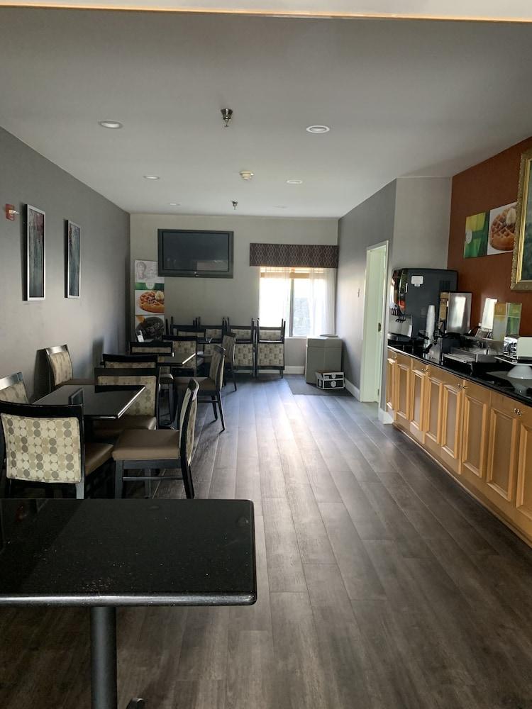 Quality Inn & Suites Quantico Stafford Bagian luar foto