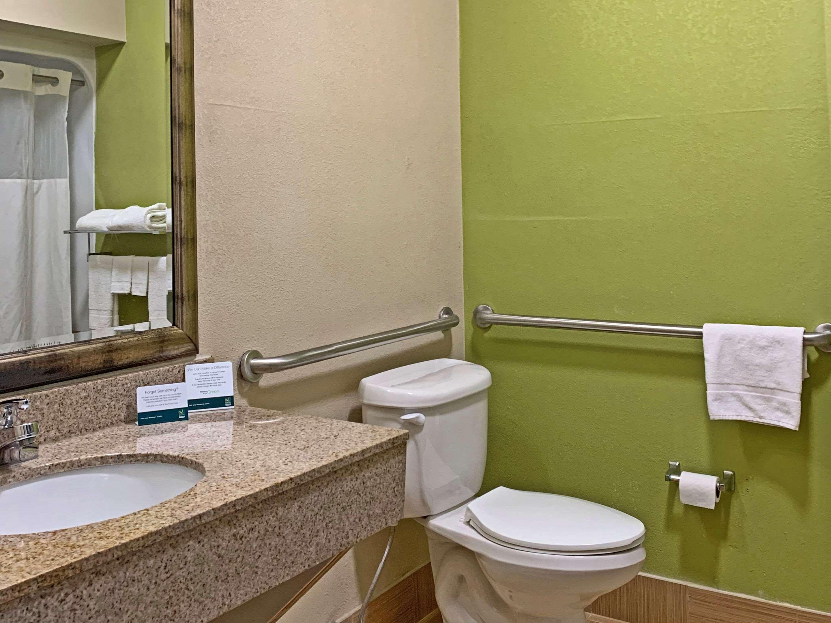 Quality Inn & Suites Quantico Stafford Bagian luar foto