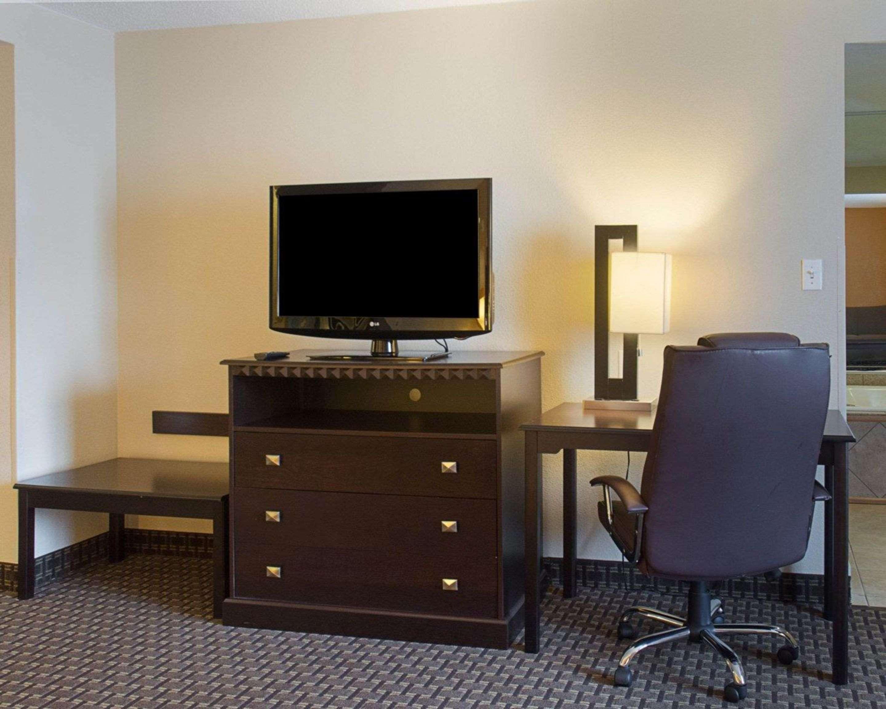 Quality Inn & Suites Quantico Stafford Bagian luar foto