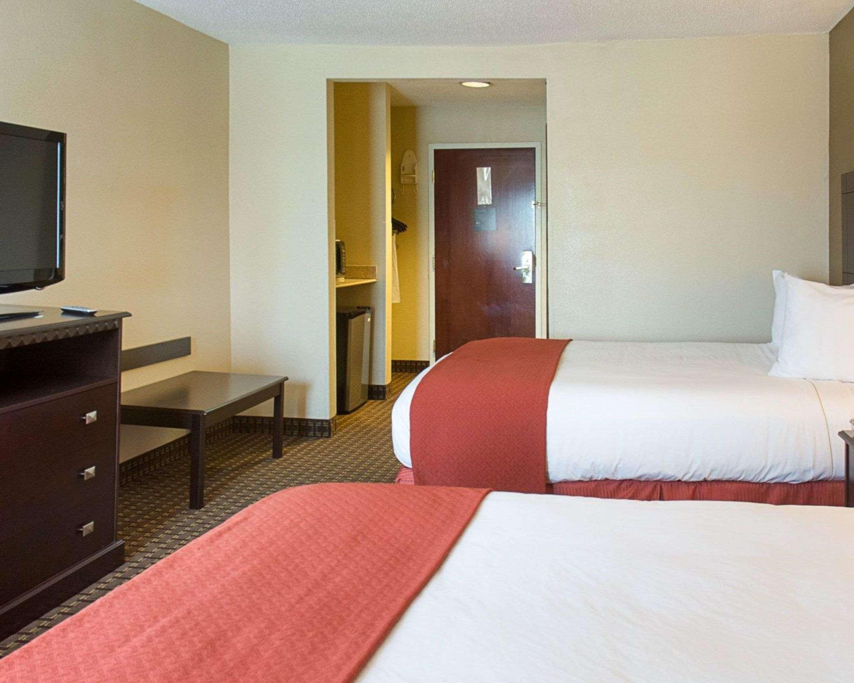Quality Inn & Suites Quantico Stafford Bagian luar foto