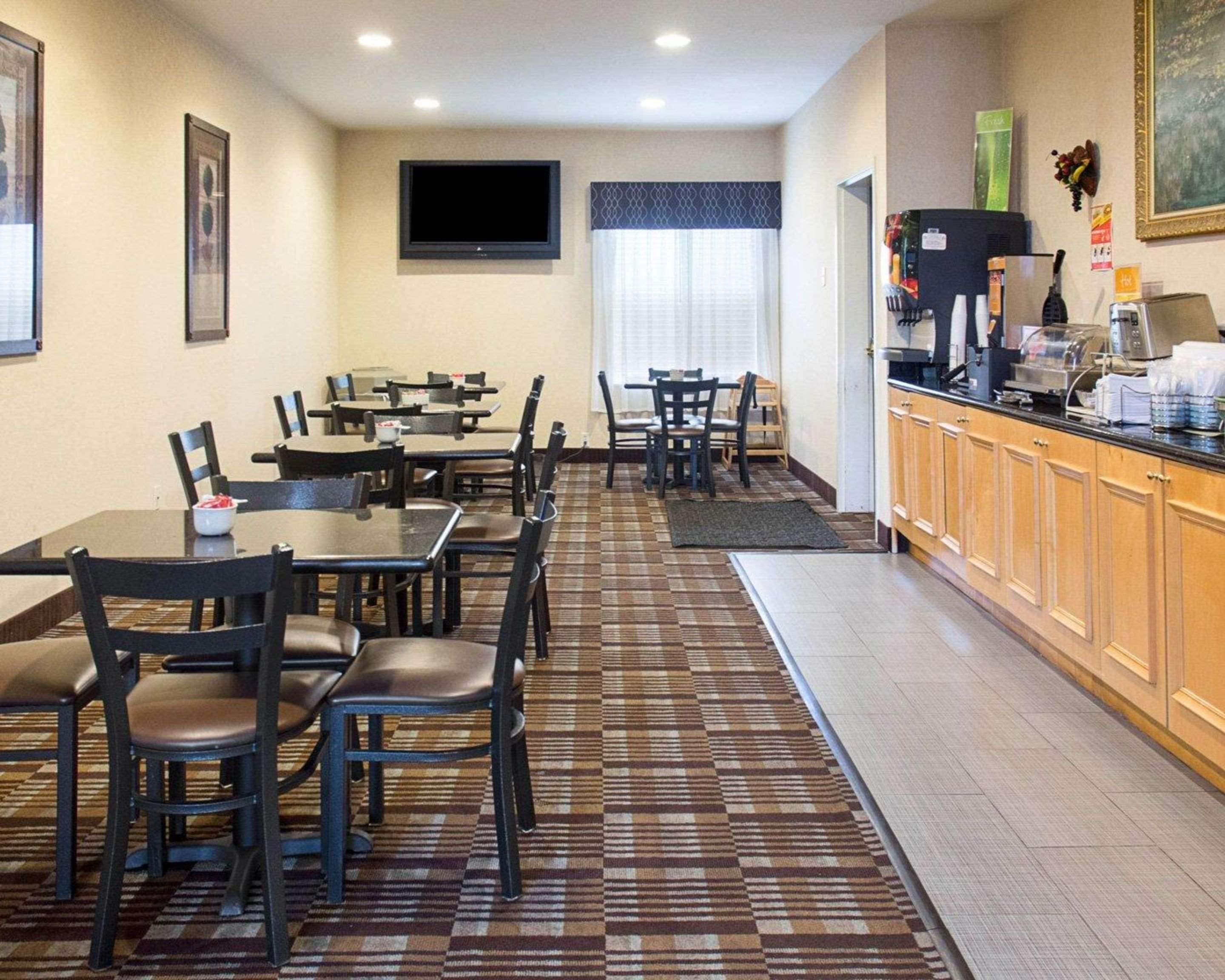 Quality Inn & Suites Quantico Stafford Bagian luar foto