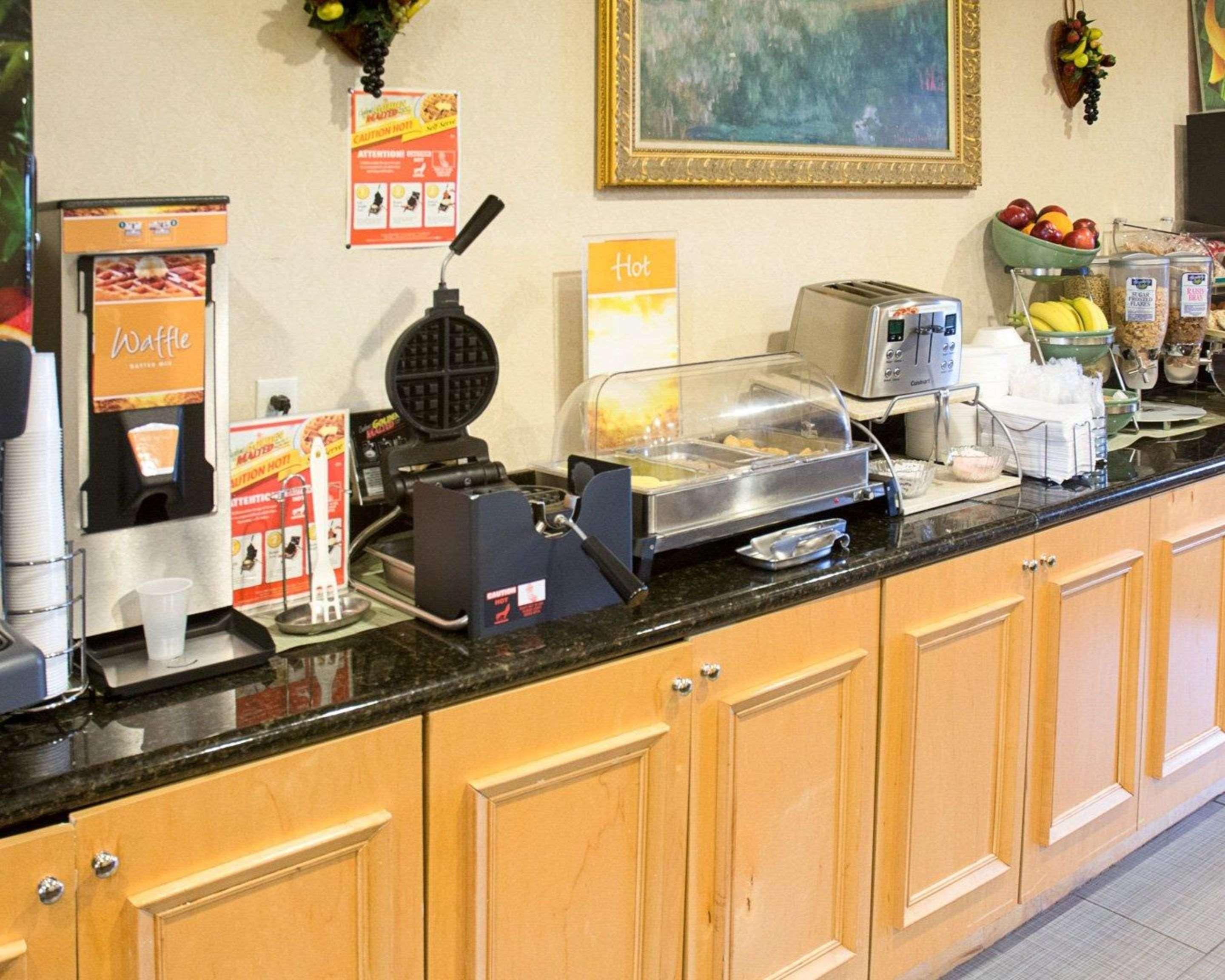 Quality Inn & Suites Quantico Stafford Bagian luar foto