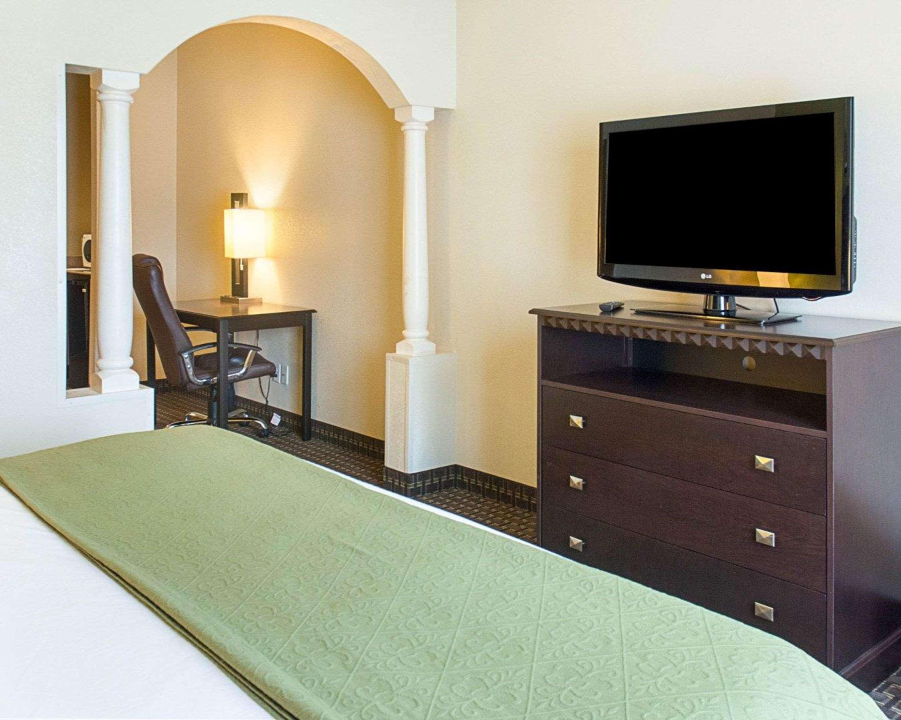 Quality Inn & Suites Quantico Stafford Bagian luar foto
