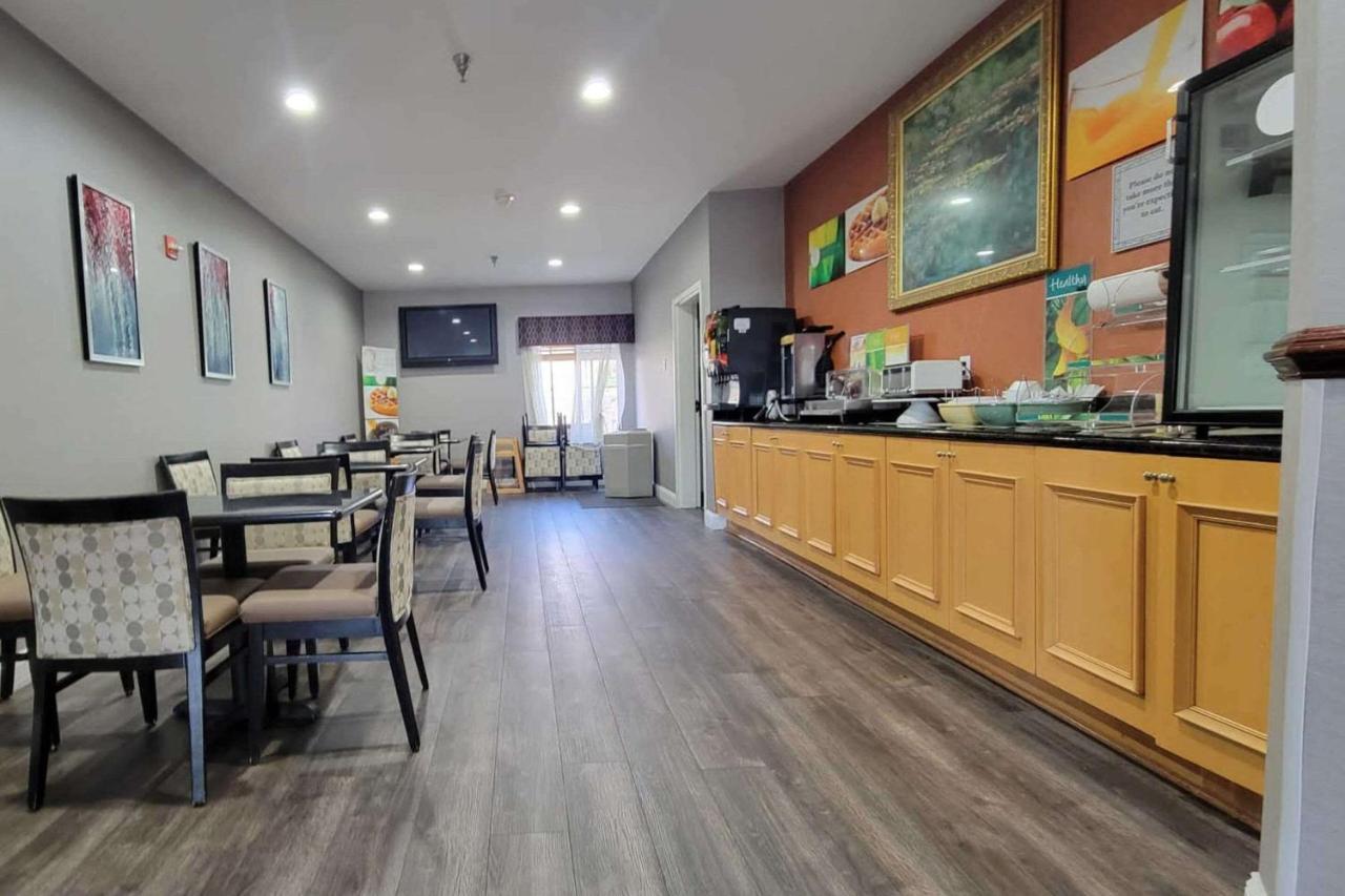 Quality Inn & Suites Quantico Stafford Bagian luar foto