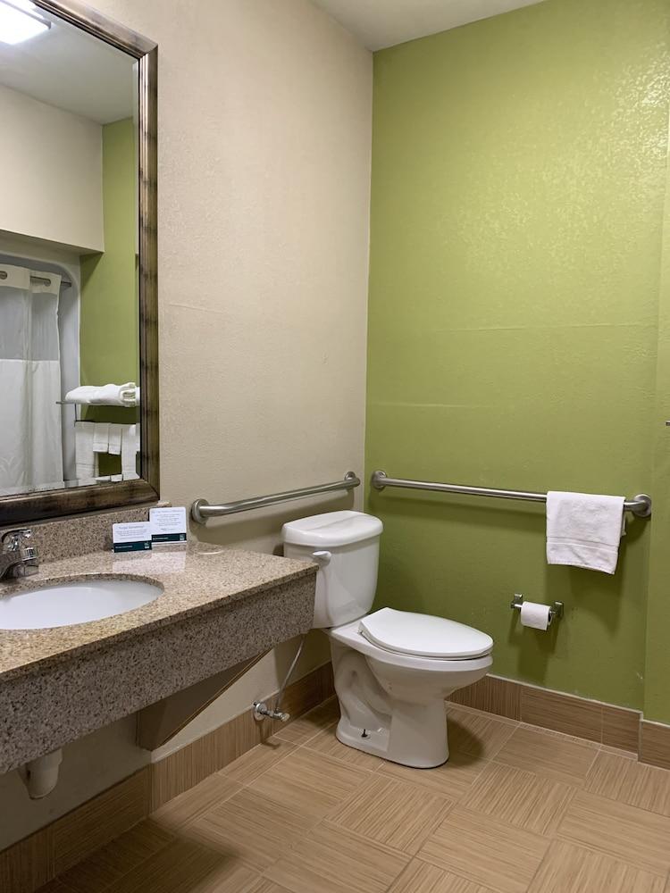 Quality Inn & Suites Quantico Stafford Bagian luar foto