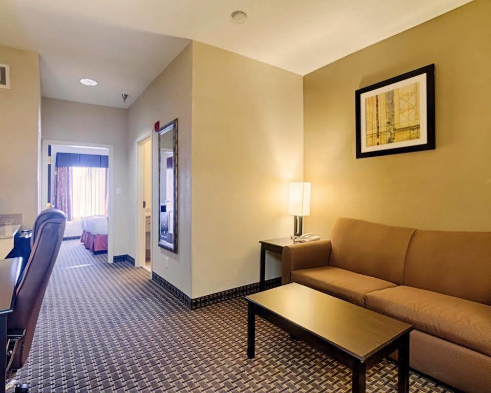Quality Inn & Suites Quantico Stafford Bagian luar foto